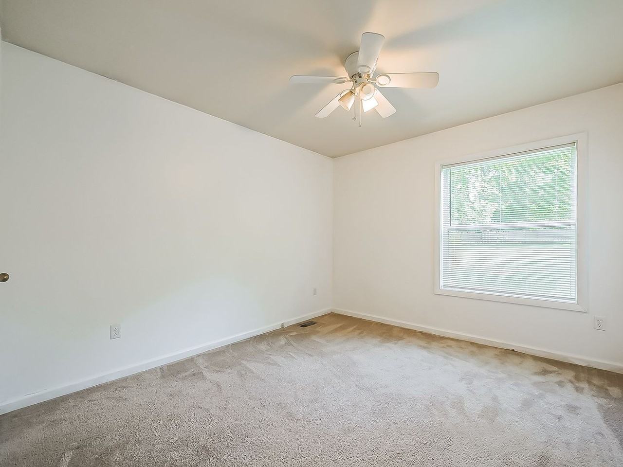 49 Oakhill St - Photo 7 of 32