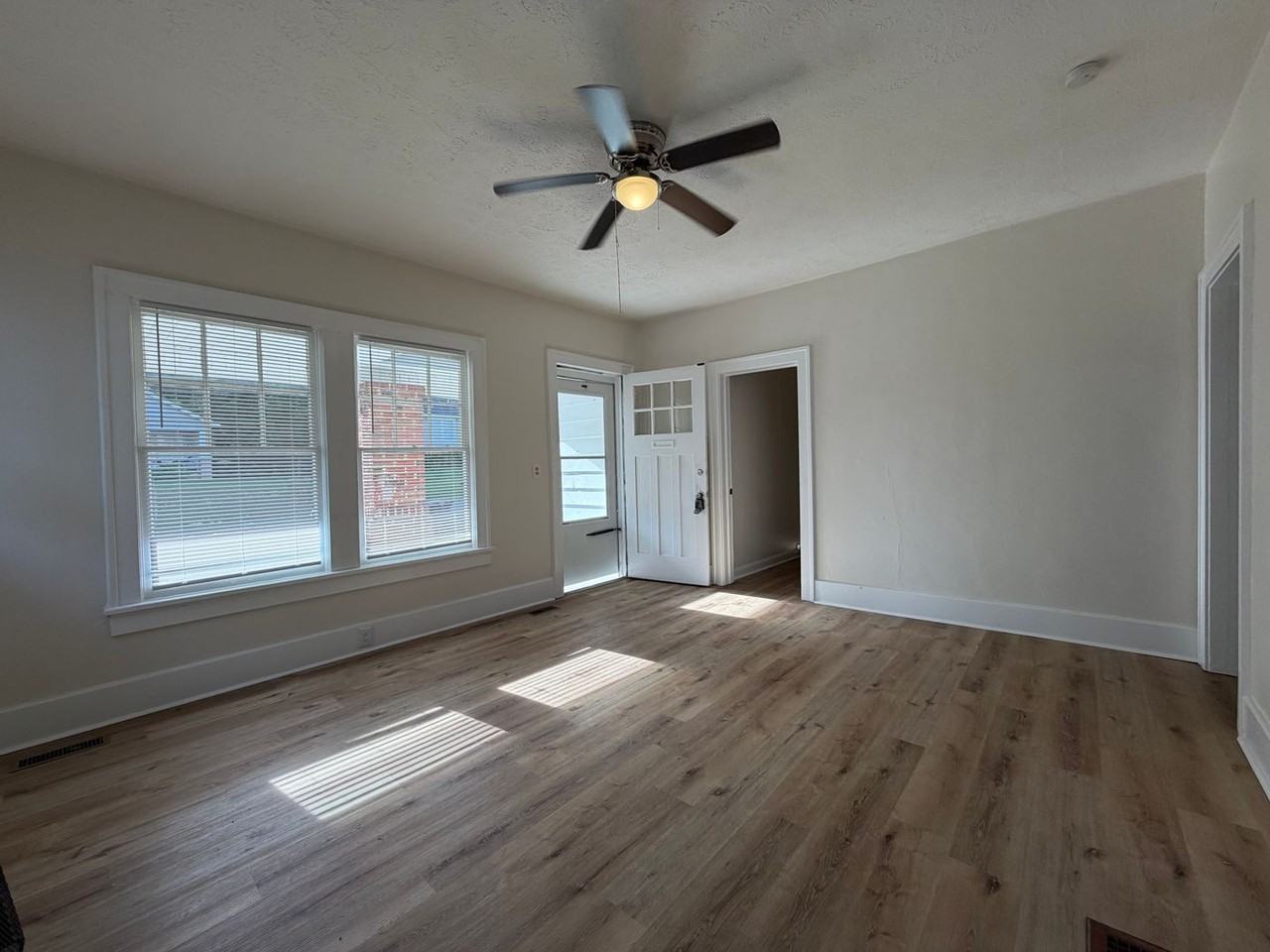 918 Darlington Way Sw - Photo 3 of 27