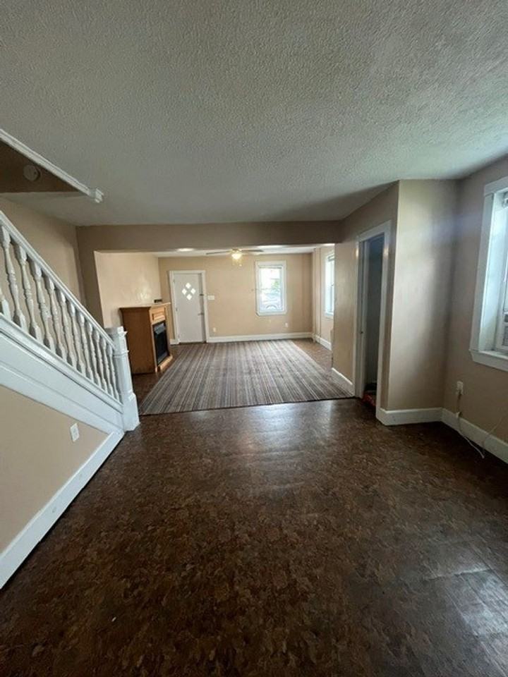 113 S Chestnut St - Photo 4 of 12