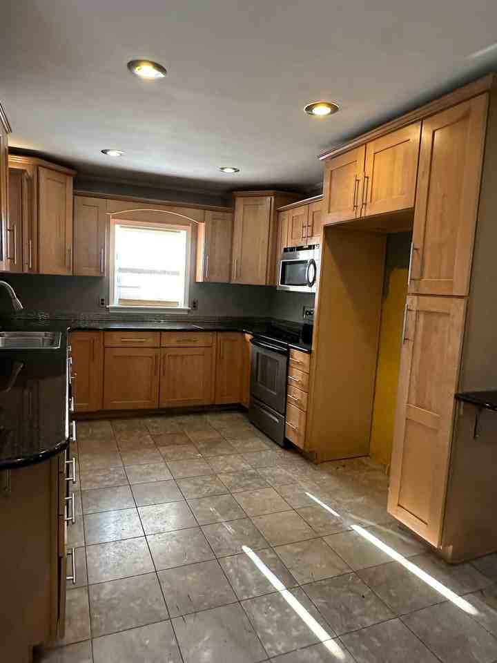 2543 W Water St - Photo 3 of 8