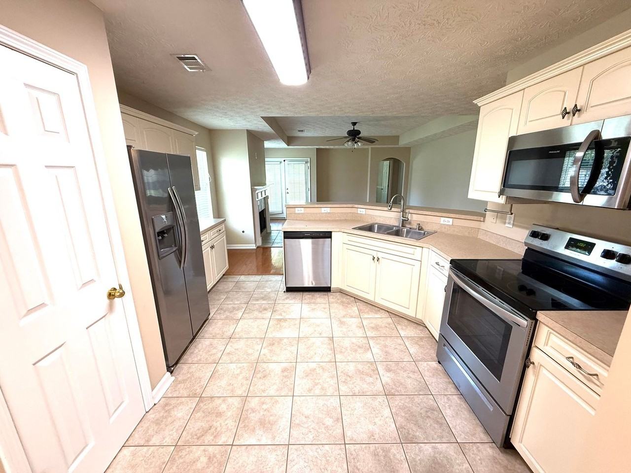 9400 Colleton Ct - Photo 3 of 14