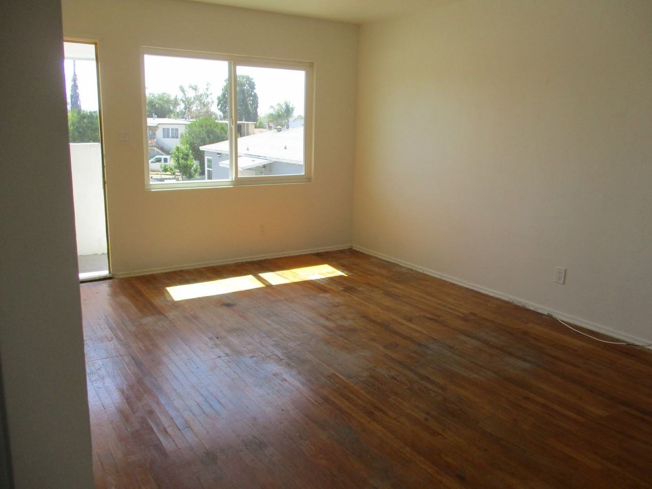 3854 1/2 Euclid Ave - Photo 4 of 11