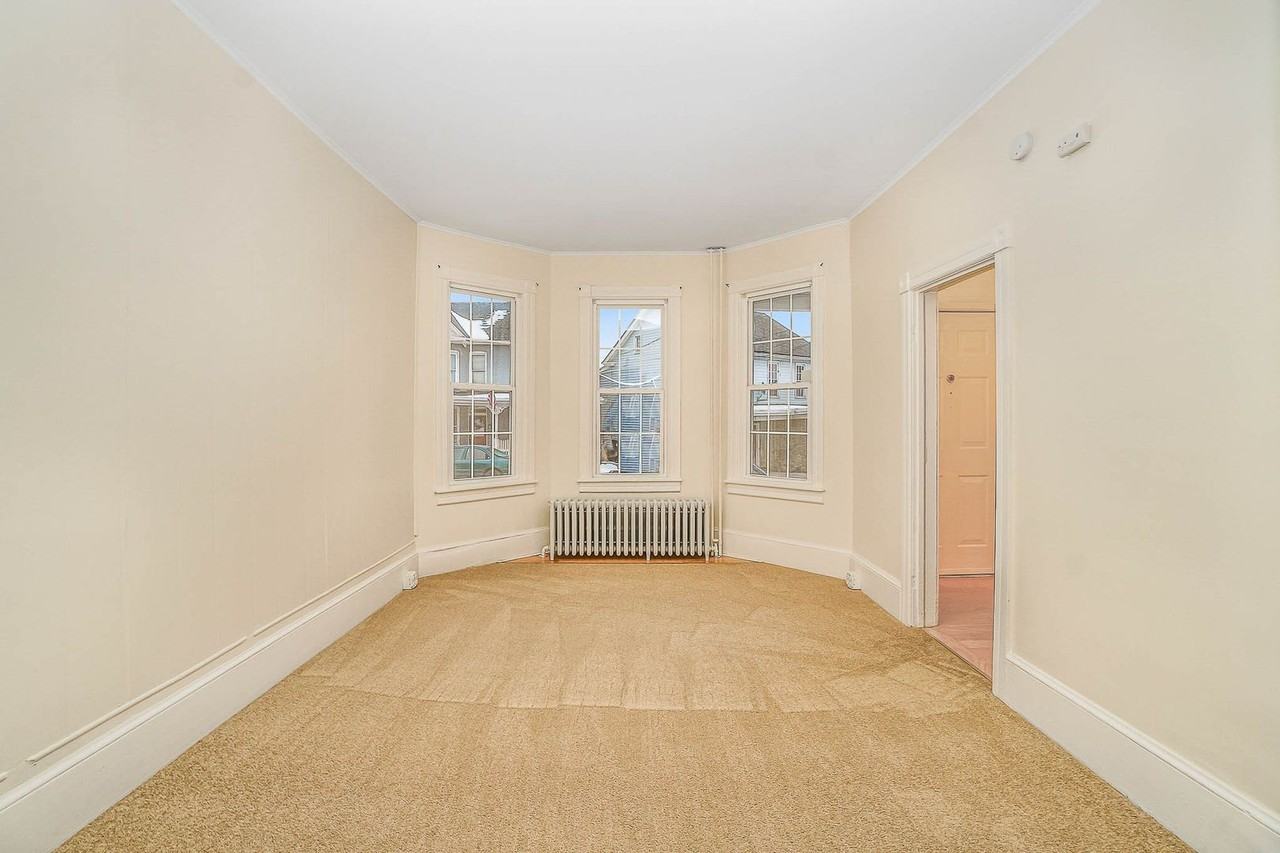 136 N Potomac St - Photo 3 of 32