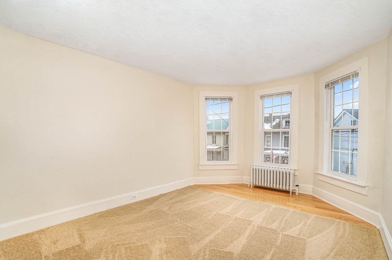 136 N Potomac St - Photo 4 of 32