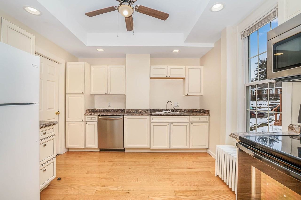 136 N Potomac St - Photo 5 of 32