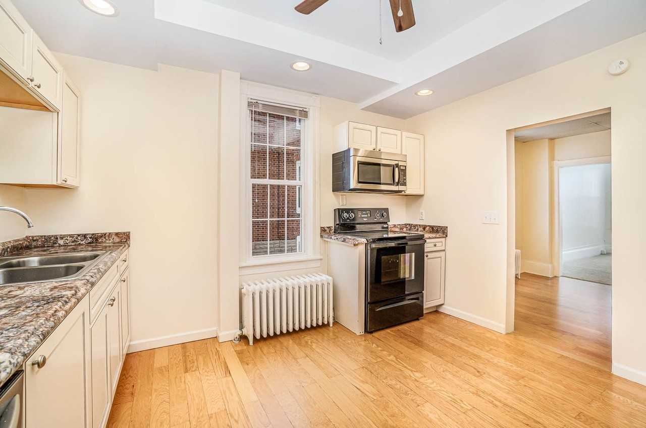 136 N Potomac St - Photo 7 of 32