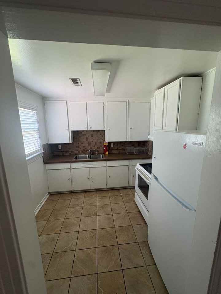 320 Ray Ave - Photo 3 of 9