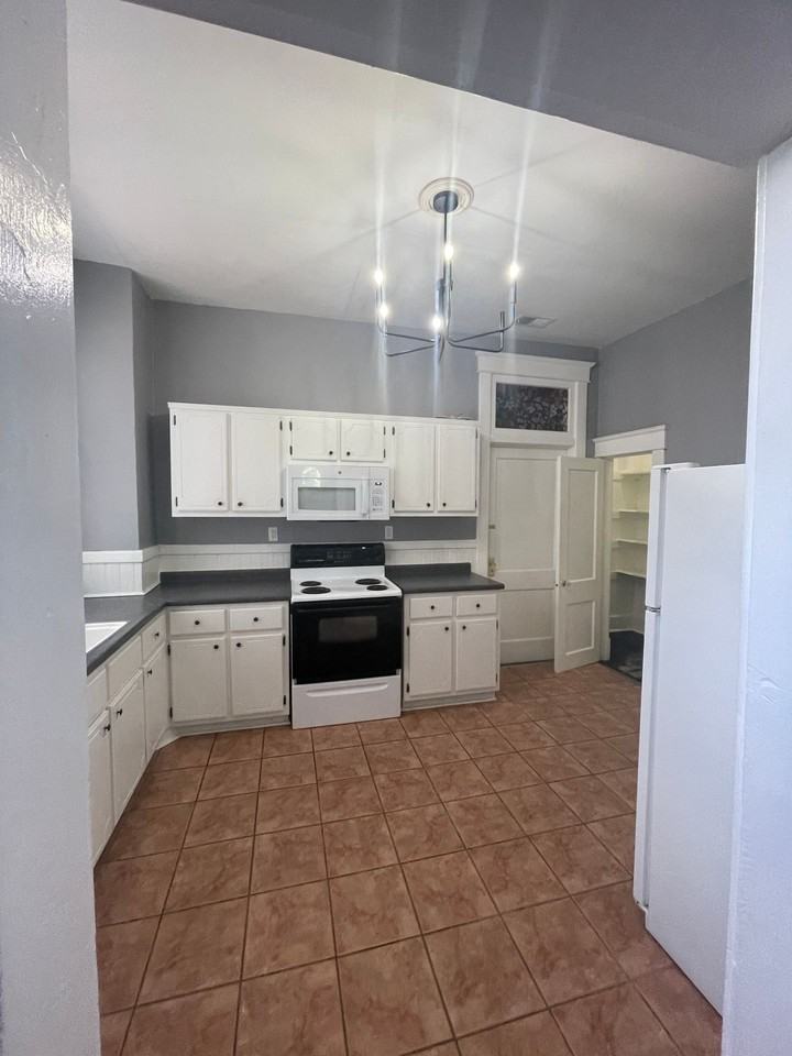 3 Bedroom 2 Bathroom Baldwin Park upstairs unit 1 off street parking - Photo 2 of 19