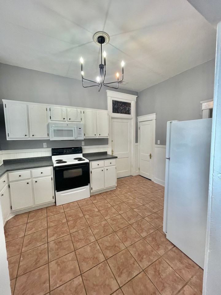 3 Bedroom 2 Bathroom Baldwin Park upstairs unit 1 off street parking - Photo 3 of 19