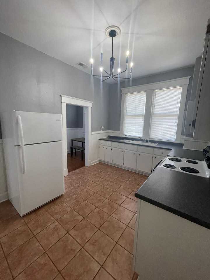 3 Bedroom 2 Bathroom Baldwin Park upstairs unit 1 off street parking - Photo 4 of 19