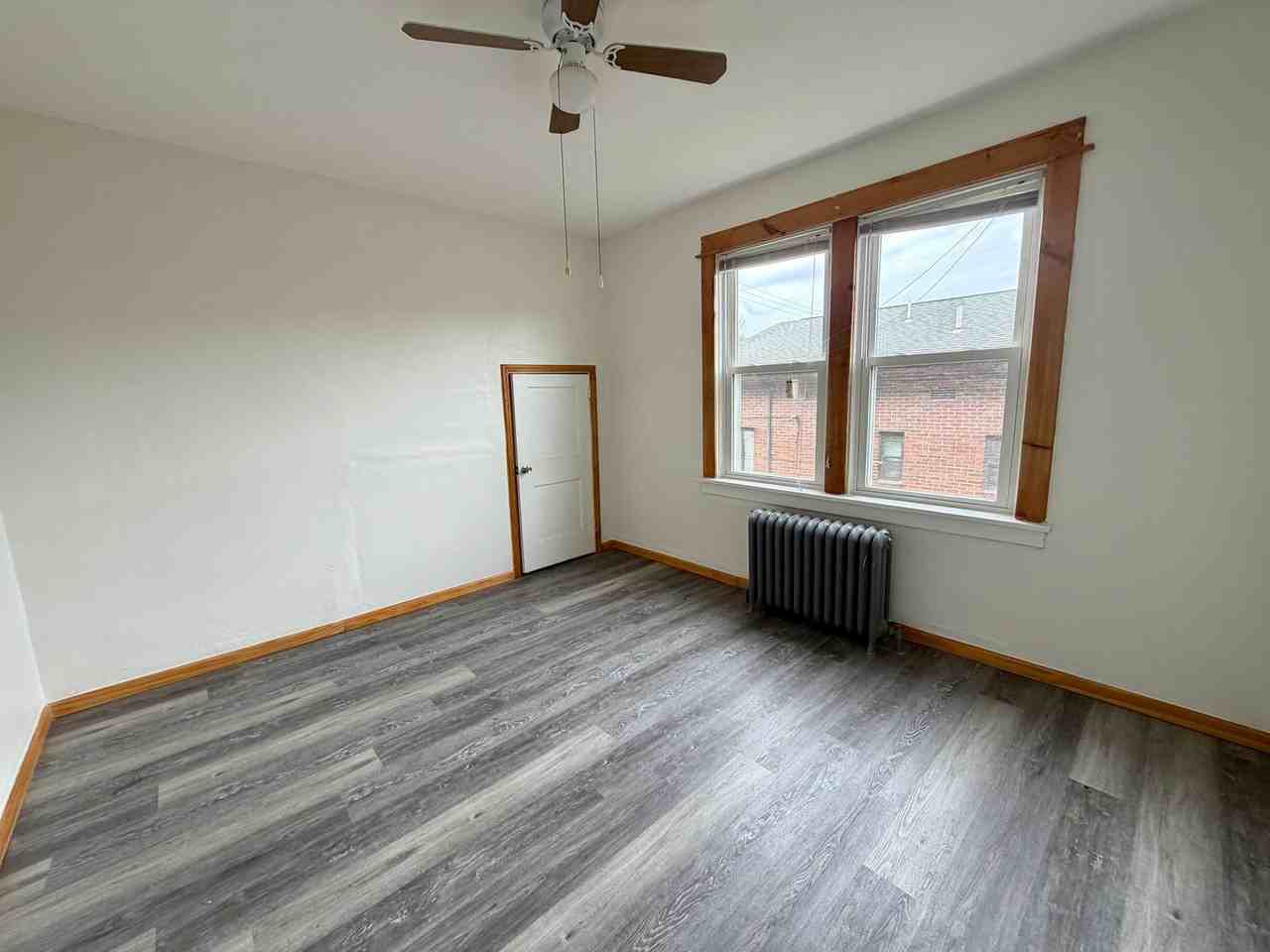 42 Warren St - Photo 3 of 13