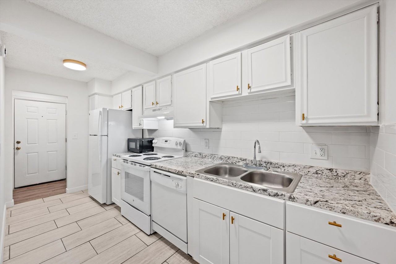 4651 S Lowell Blvd #D - Photo 2 of 9