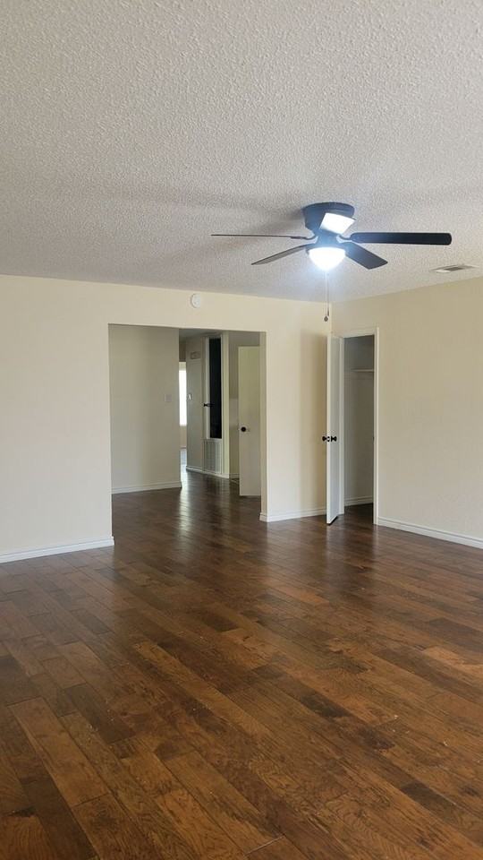 1402 Miranda Ave - Photo 4 of 11