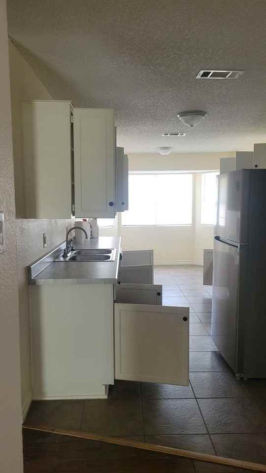 1402 Miranda Ave - Photo 6 of 11