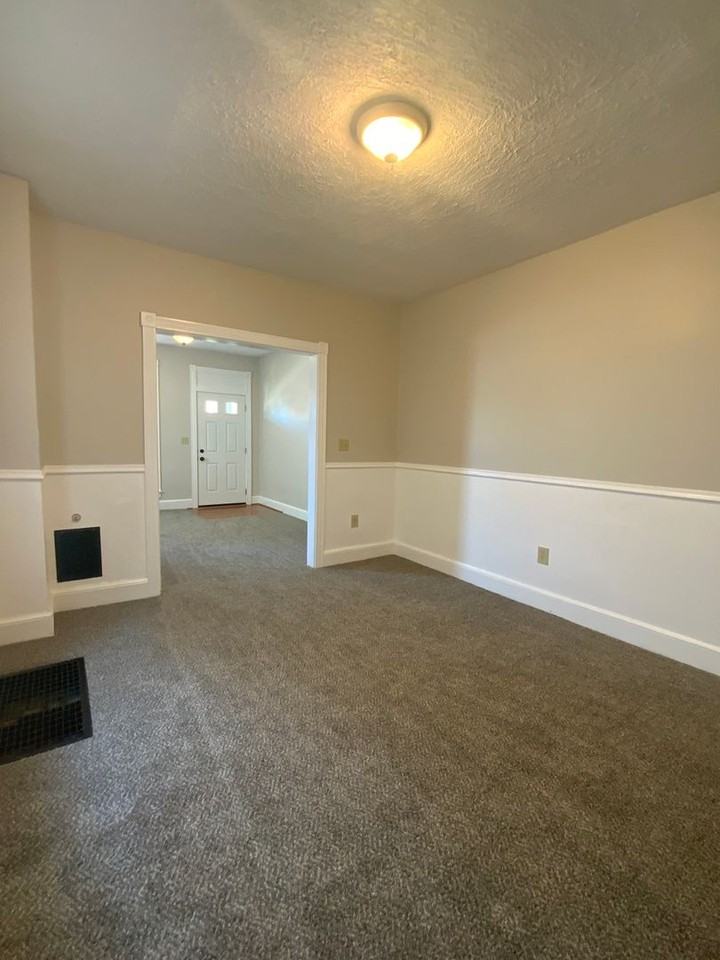 211 N State St - Photo 4 of 18