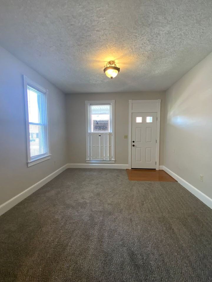 211 N State St - Photo 5 of 18