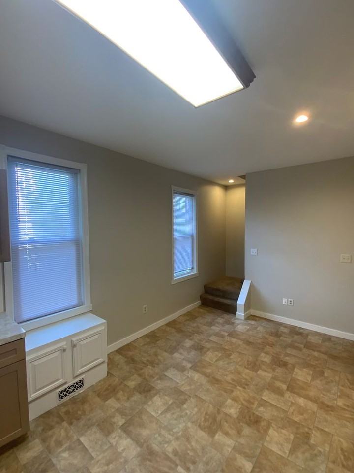 211 N State St - Photo 7 of 18