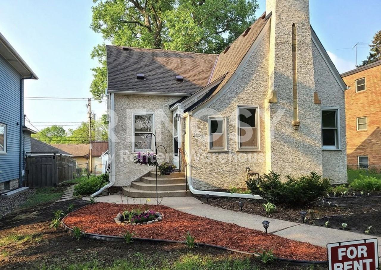 2036 Iglehart Ave - Photo 2 of 8