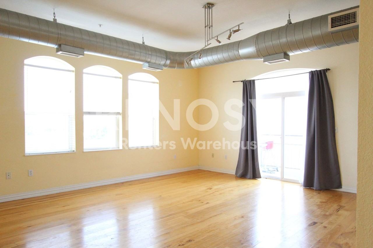 277 N Broadway - Photo 4 of 19