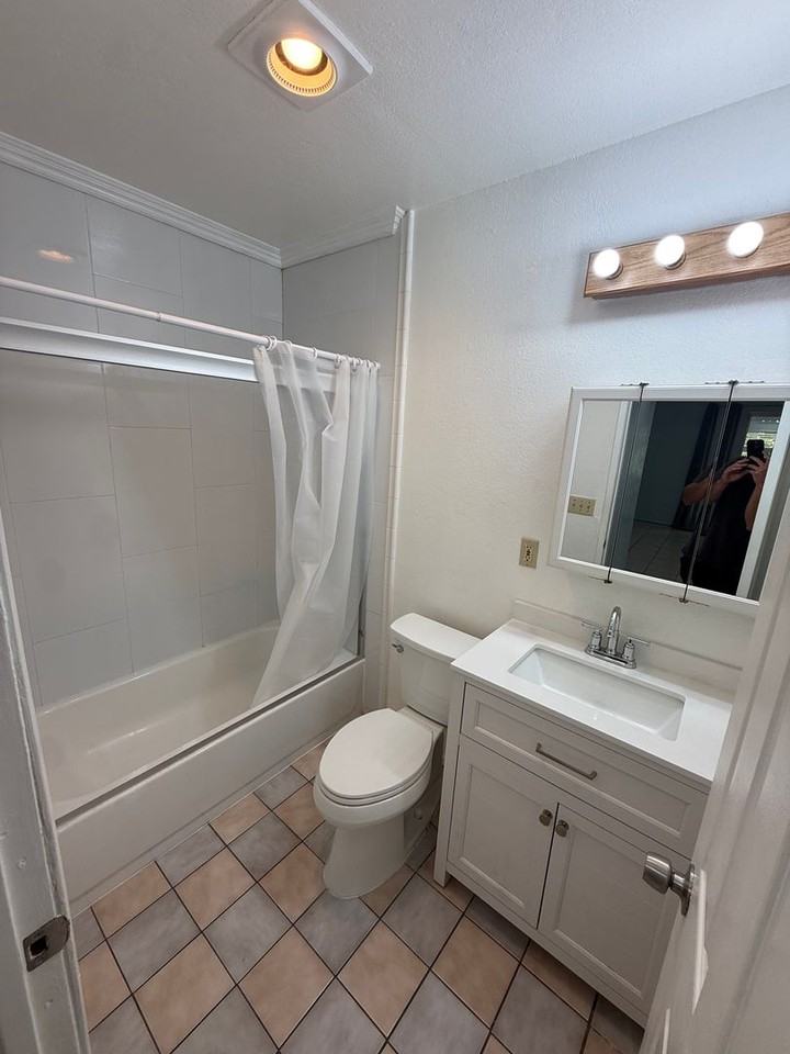 5977 Dwight St - Photo 4 of 9