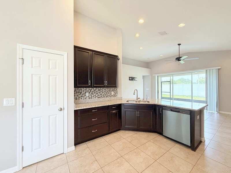 8222 Willow Beach Dr - Photo 7 of 32