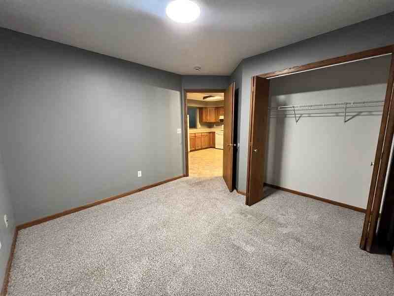 413 W Zeller St - Photo 4 of 15