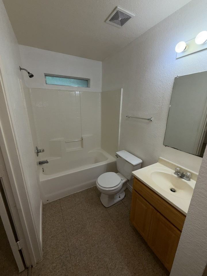 904 South 18th Street #B - Photo 6 of 8