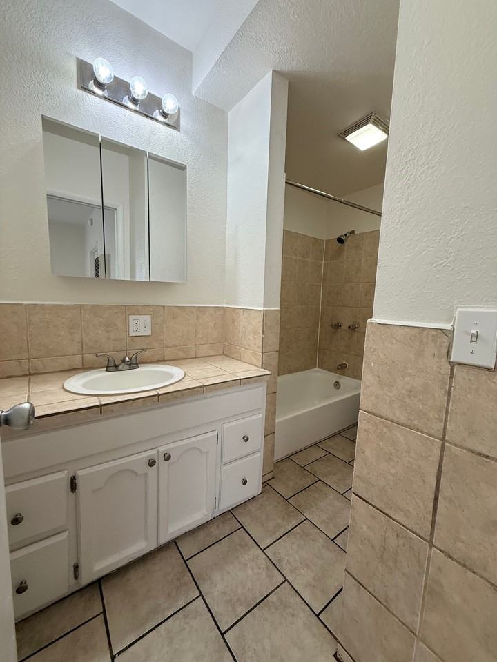 1733 1/2 East 63rd Street ##1/2 - Photo 5 of 25