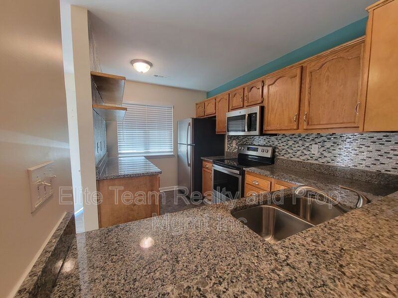 3811 Mosscroft Ln - Photo 3 of 20