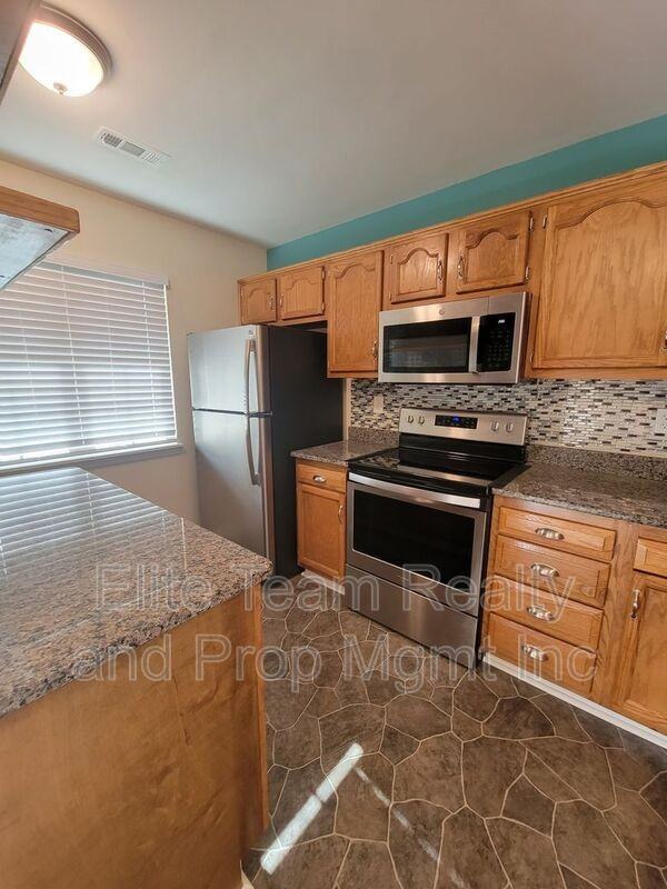 3811 Mosscroft Ln - Photo 4 of 20