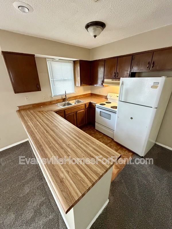 1014 Mary St - Photo 6 of 10