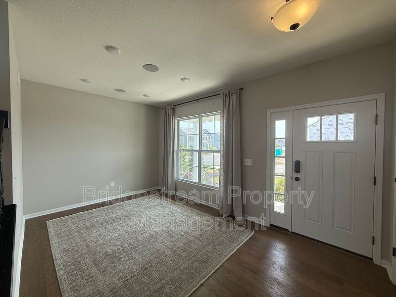 3032 Wellington Ln - Photo 4 of 19
