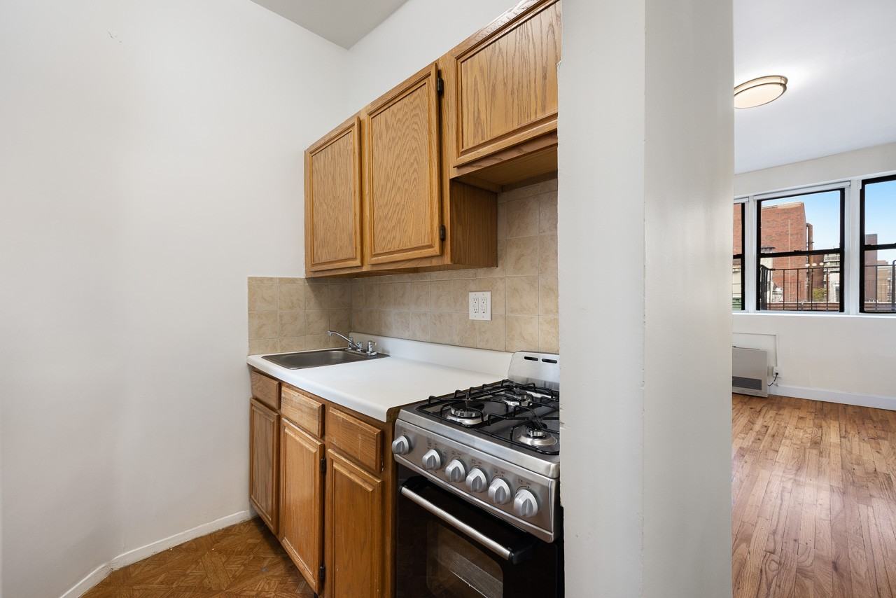 624 E 11th Street - Photo 3 of 8
