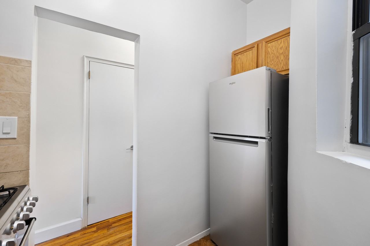 624 E 11th Street - Photo 4 of 8