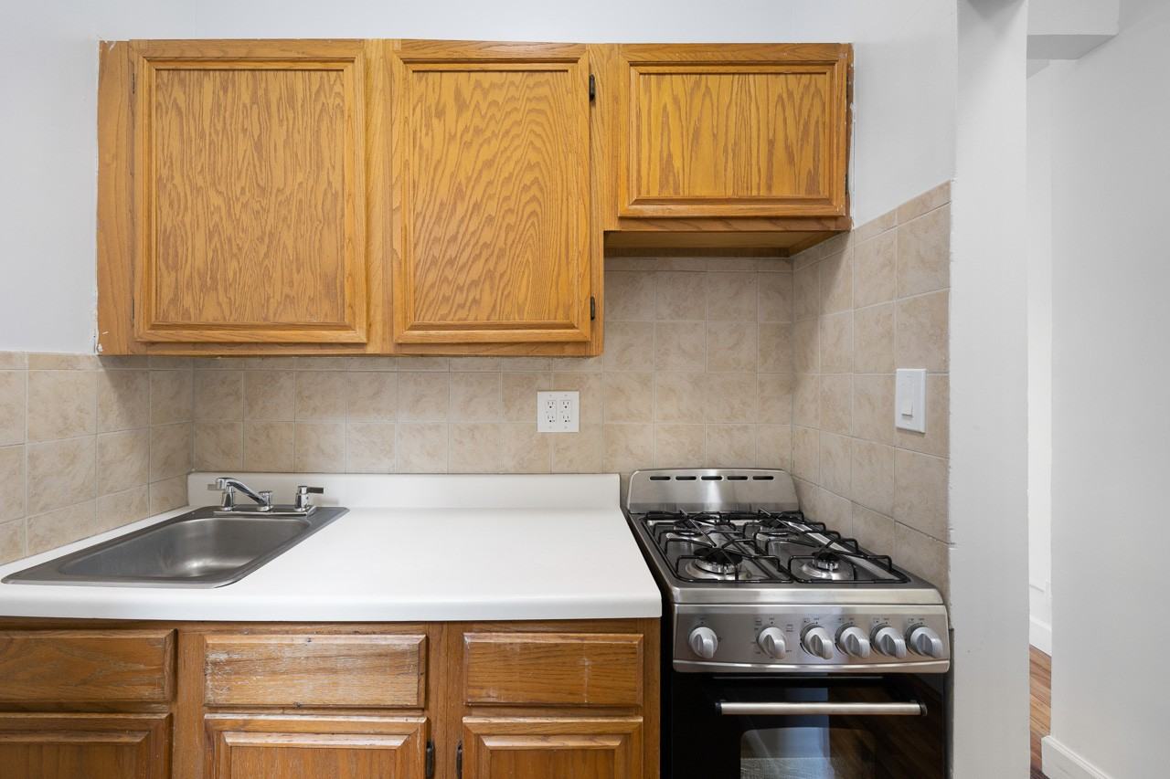 624 E 11th Street - Photo 5 of 8