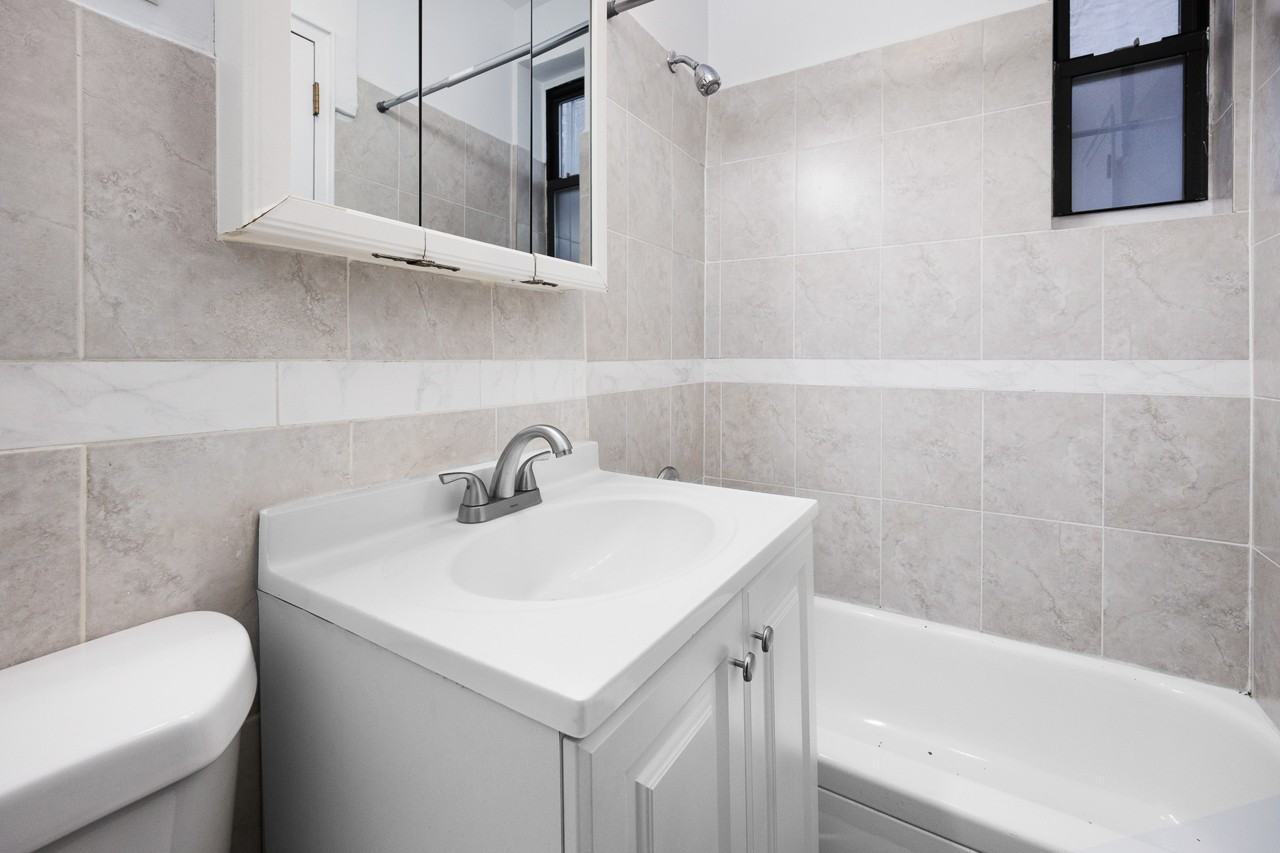 624 E 11th Street - Photo 7 of 8