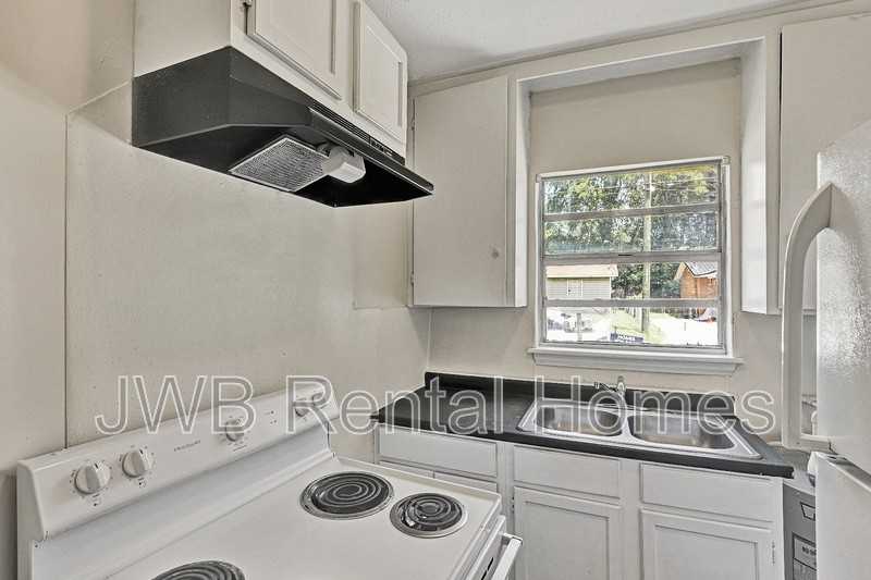 1562 Windle St - Photo 2 of 12