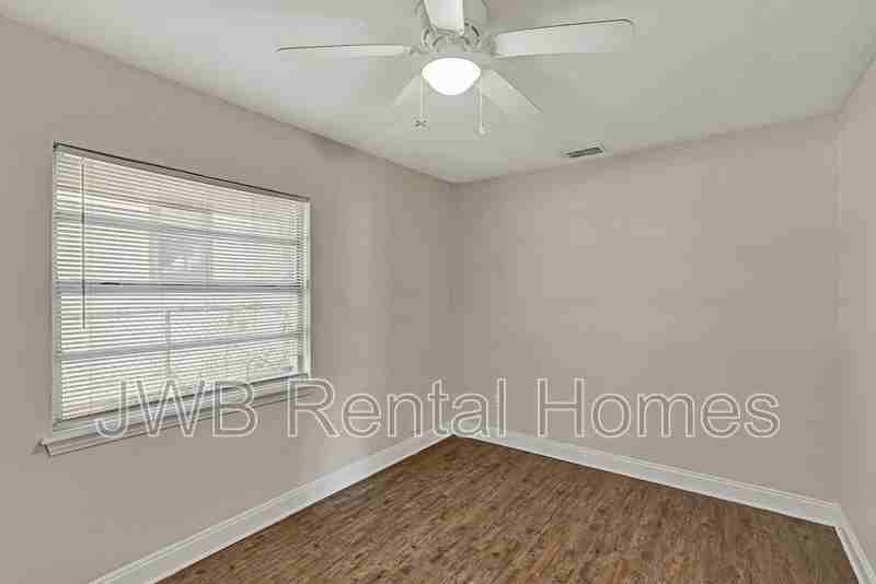 1562 Windle St - Photo 6 of 12