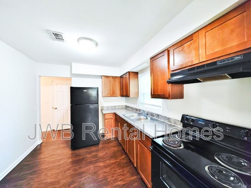 711 Appian Way - Photo 2 of 11