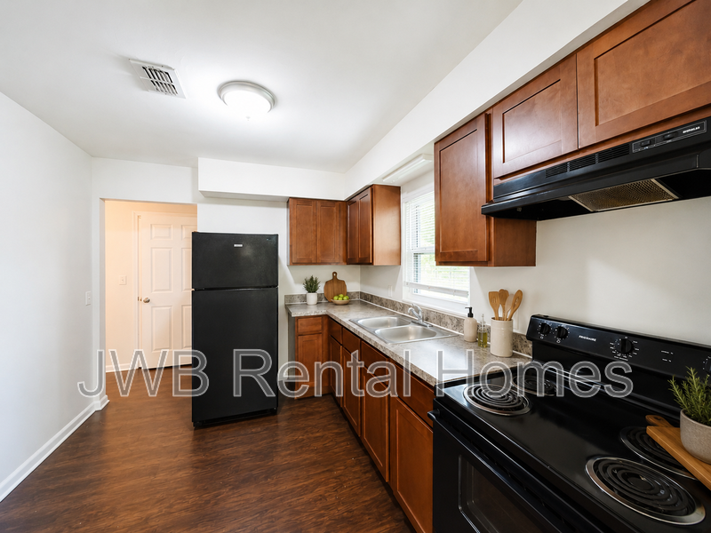 711 Appian Way - Photo 3 of 11