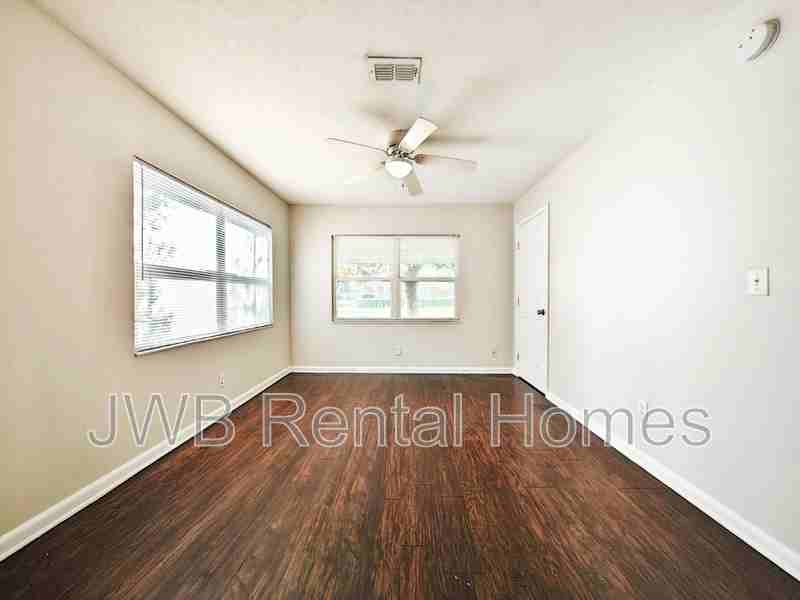 711 Appian Way - Photo 5 of 11