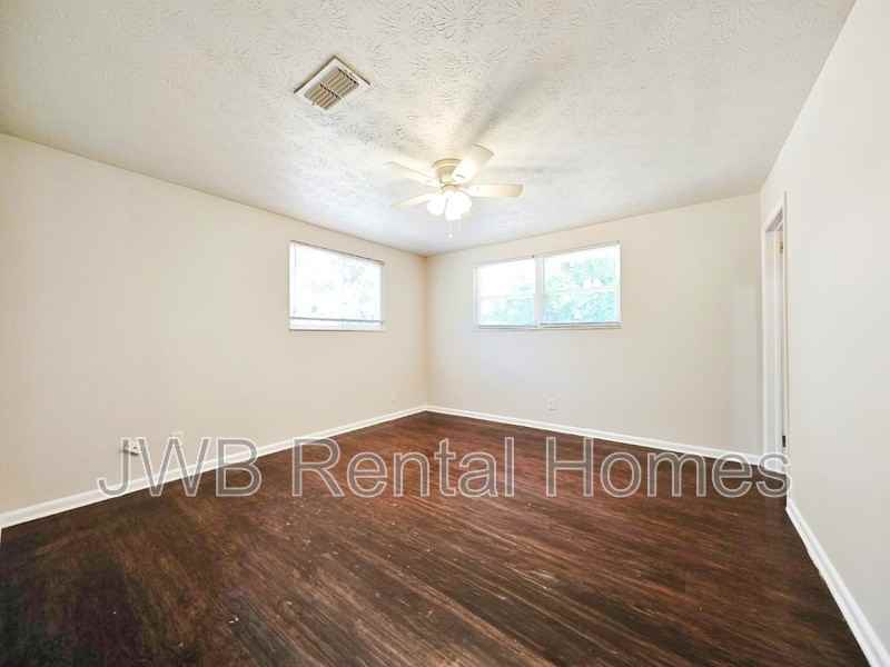 711 Appian Way - Photo 7 of 11