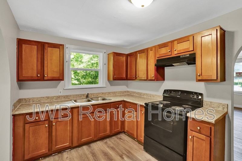 8264 Moncrief Rd W - Photo 2 of 17