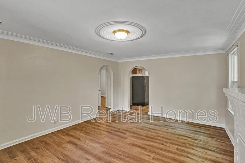 8264 Moncrief Rd W - Photo 4 of 17