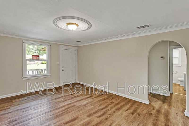 8264 Moncrief Rd W - Photo 5 of 17
