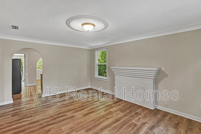 8264 Moncrief Rd W - Photo 6 of 17