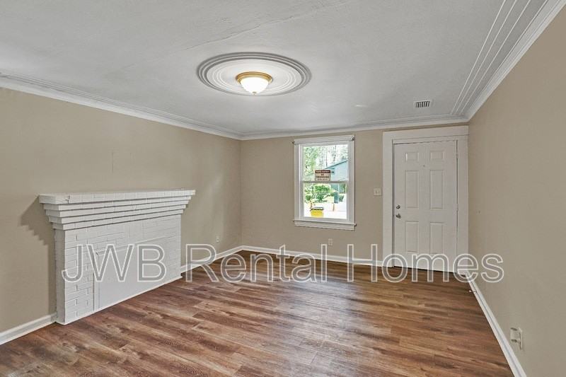 8264 Moncrief Rd W - Photo 7 of 17