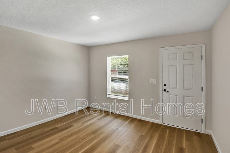 2047 Prospect St - Photo 5 of 17