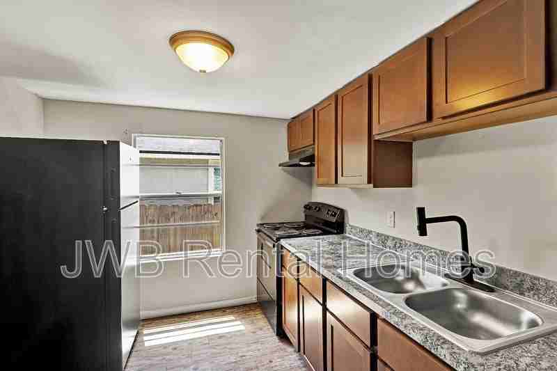 7957 Mattox Ave - Photo 2 of 18
