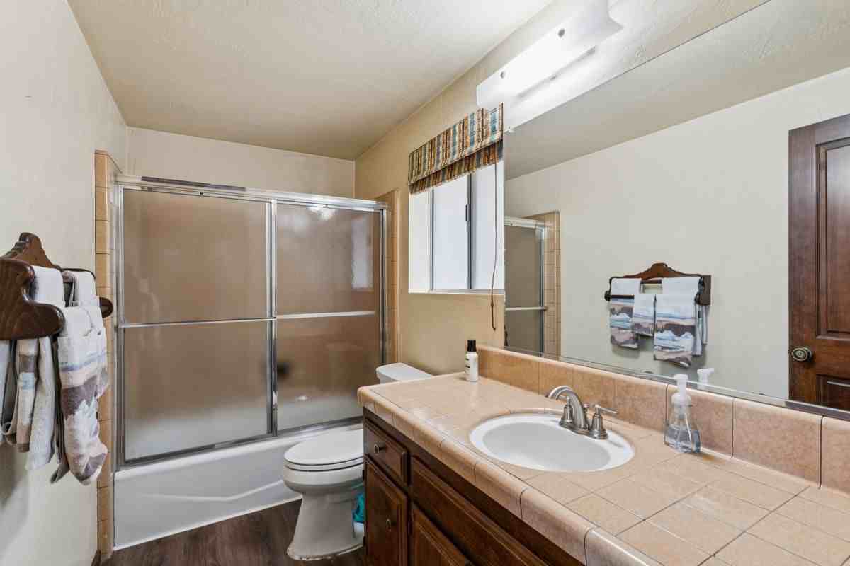 1301 Calgary Dr - Photo 6 of 31
